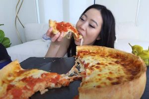mukbang pizza